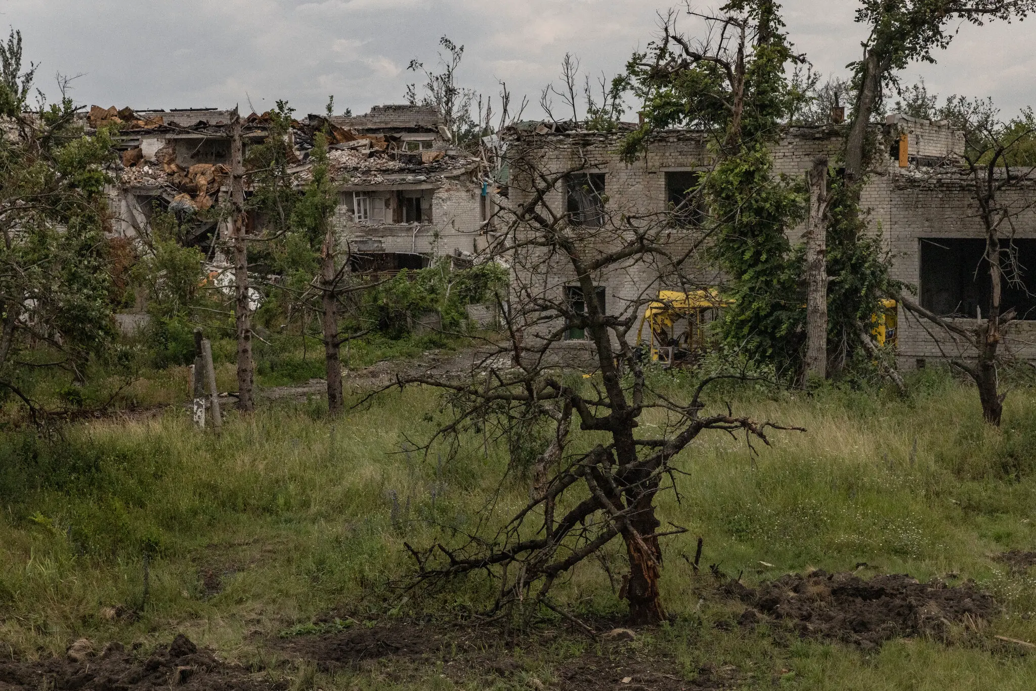 Зруйнована територія навколо державної школи в Нескучному. Українські піхотинці 129-ї бригади територіальної оборони минулого місяця відбили село у російських військ